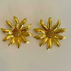 BaubleBar gold plated flower stud earrings! Not heavy and easy to wear.